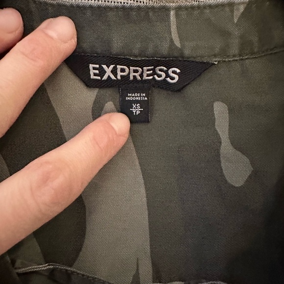 Express Camo Lace-Up Women's Short Sleeve Tee Shirt Size Extra Small - Picture 5 of 7